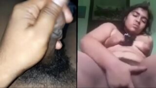 Cewek Cantik Lagi Main Timun India, Basah-basahin Lubangnya