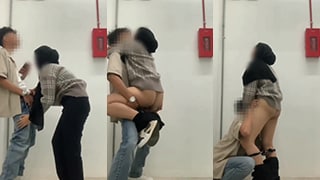 Jilbab Basah Kuyup Digoyang Di Tangga Darurat Apartemen, Minta Digenjot Sampai Muncrat.