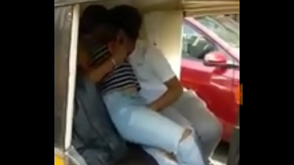 Bees India Horny Bergantian Nge-*blowjob* Di Dalam Autorikshaw.