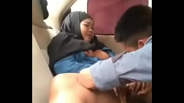 Gadis Berjilbab Di Dalam Mobil Sama Pacarnya, Siap Digoyang