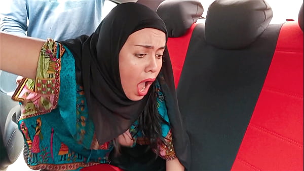 Ibu Tiri India Pakai Hijab Digebuk Di Mobil.