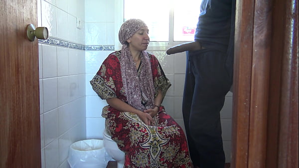 Seorang Istri Muslim Turki Yang Horny Dan Dicuckold Ngentot Di Toilet Umum Bareng Tentara Amerika