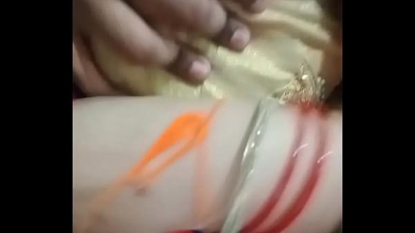 Istriku Yang Seksi Bikin Desain Pake Bahasa Hindi, Bikin Makin Panas