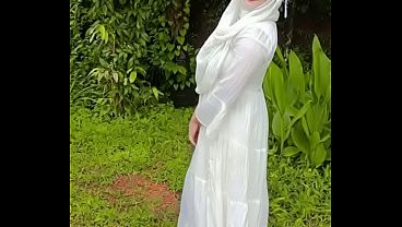 Nunjukin Pantat Hijabku Di Luar, Bikin Liarnya Makin Panas.