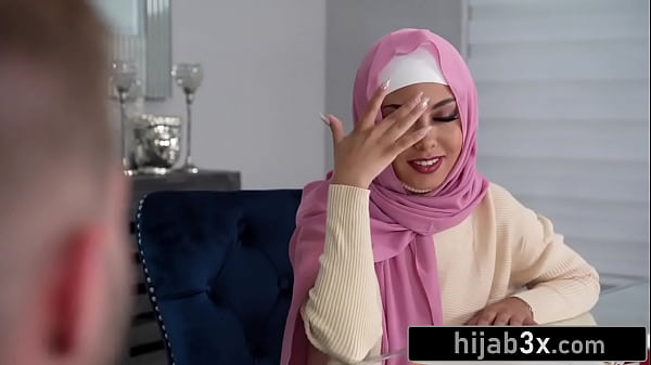 Cewek Mungil Cantik Berhijab Ngewe Sambil Tetep Jilbabnya Dipake
