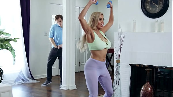 Ngintipin Mama Tiri Latin Seksi Lagi Fitness – Mulus Banget