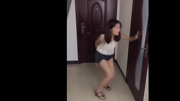 Cewek-cewek China Udah Kebelet Banget Mau Pipis, Sampe Crot Di Celana.