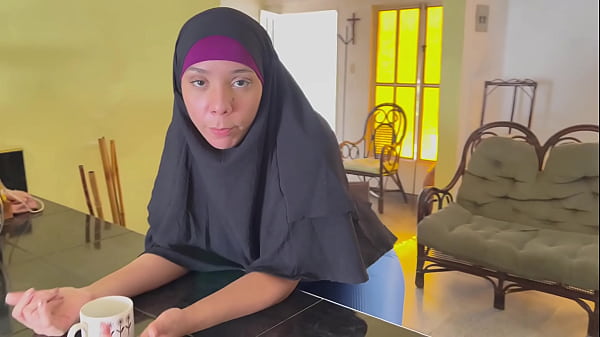 Ngejebak Mamah Tiri Arab-ku Pake Hijab Buat Main-main Di Belakang.