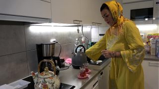 Anak Tiri Bernafsu Ngewein Ibu Tiri Arab Montok Berjilbab, Mulus Dipaksa Ngeres.