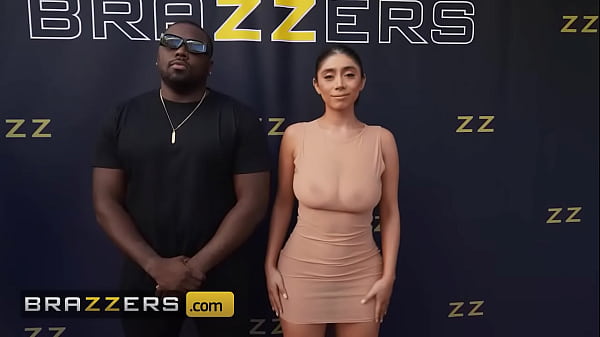 Braser – Violet Myers Buka-bukaan Lobang Belakang Buat Para Paparazi