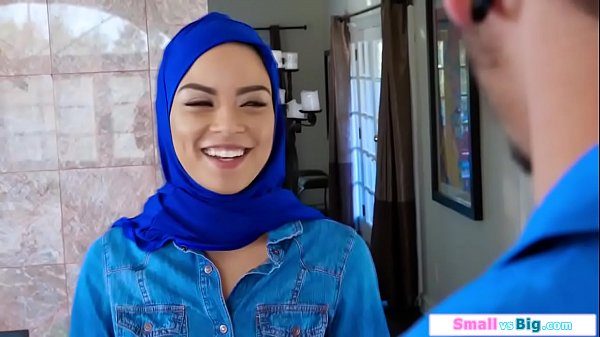 Gadis Mungil Arab Digilas Dua Kontol Gede