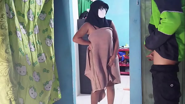Kepergok Ojol Ngantar Makanan Pas Lagi Sibuk Mainin Kontol Sendiri Di Dapur.