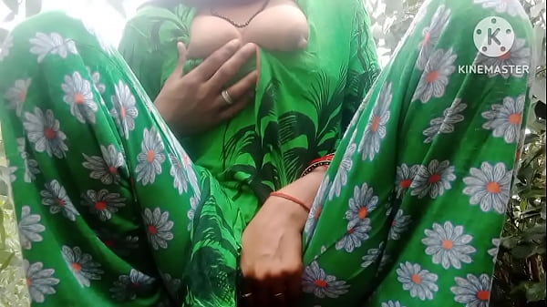 भारतीय गाँव के जंगल में भाभी जाकर अपनी चूत का पानी निकालती है