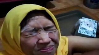 Cowoknya Muncratin Muka Cewek Bangladesh-nya, Basah Kuyup Kena Air Mani.