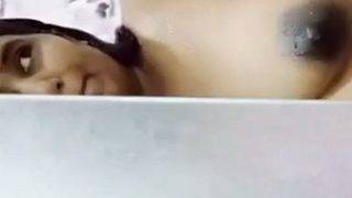 Swathi Naidu Mandi Sambil Perut Buncit, Foto Selfie Basah Bikin Ngilu.