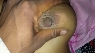 Video Bokep Desi India: Susu Nenek Netes Gegara Digenjot Pacar Kenceng