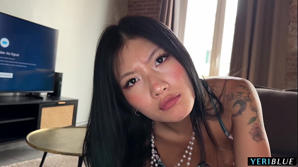 Dia Kepergok Lihat Adik Tiri Cina-nya Kirim Foto Bugil!