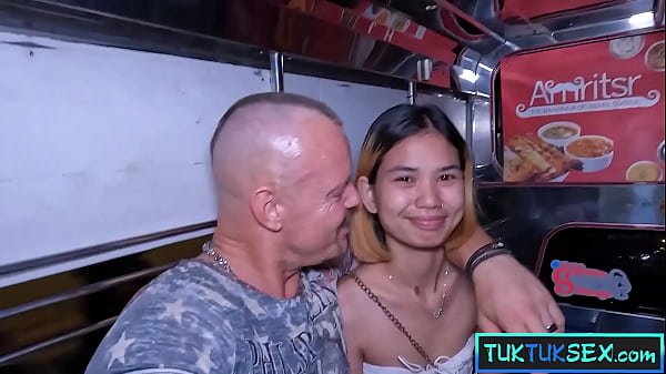 Anak Thai Mungil Dijemput Pakai Tuk-tuk Di Pattaya Buat Main Ranjang.