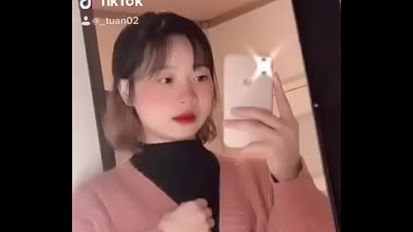 Goyangin Pantat Montok Sambil Senyum Manja, Bikin Pengen Colok
