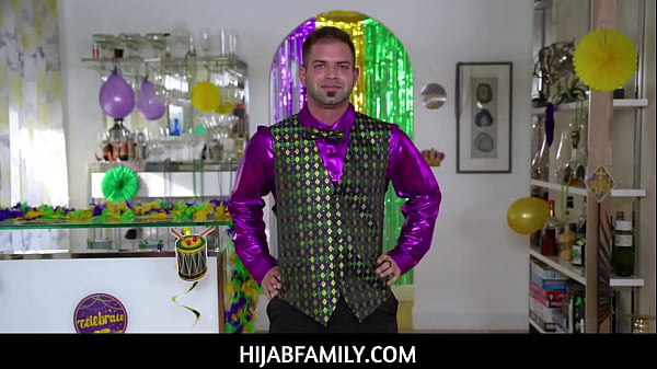 Hijabfamily – Cewek Berhijab Seksi Violet Gems Mainin Manik-manik Sebelum Belajar Ngeblow Nicky