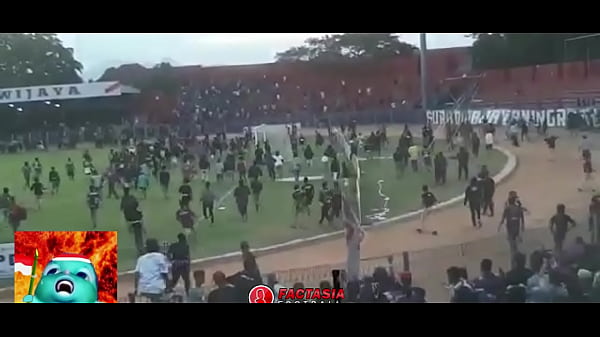 Budaya Baku Hantam Ala Suporter Indonesia, Bikin Makin Panas Dan Basah Kuyup.