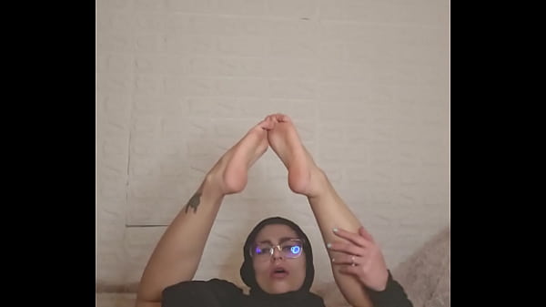 Ibu Rumah Tangga Arab Mia Pamer Kaki Pakai Niqab, Bikin Mupeng Banget