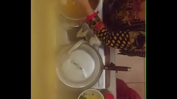 Aunty Seksi Pamer Belahan Dada Dalam Balutan Baju Ketat Yang Bikin Ngiler.
