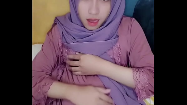 Buka Jilbab, Crot Di Depan Cermin Sambil Pake Baju Cewek.