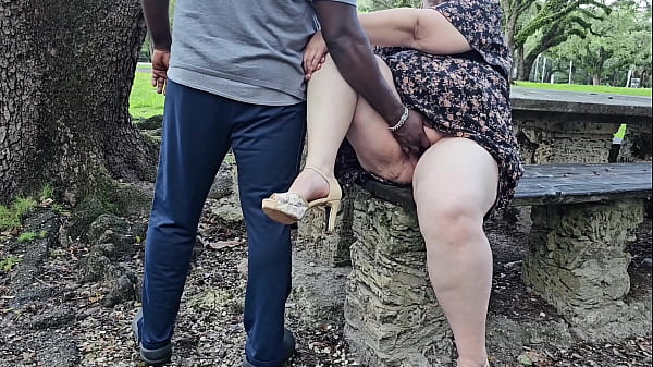 Ibu-ibu Hijab Montok Pantat Gede Kencing Di Taman, Jari Orang Asing Masuk Ke Memek Basah.