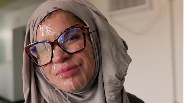 Hijab Cosplay – Ibu Bule Minta Digojlok Muka
