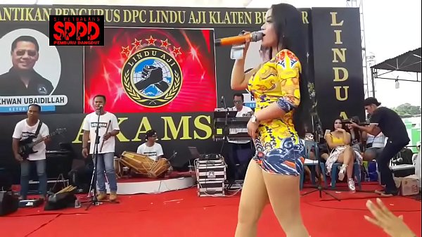 Tarian Erotis Indonesia – Sintya Riske Goyang Liar Memek Basah Di Atas Panggung