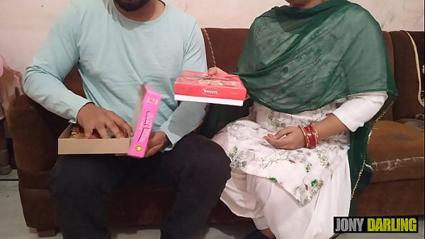 Diwali Ke Din Maami Ki Choot Ke Pataakhe Chala Kar Manaayi Diwali