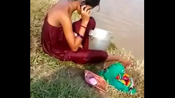 Desi Bhabhi Mandi Di Tempat Terbuka, Basah Kuyup Sambil Digoyang