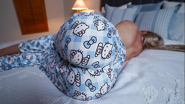 Ibu Tiri Bangun Pagi Lihat Kontol Keras Anak Tiri, Bantu Tante Tua Crot Cepet, Bawa Lampu Kecil.