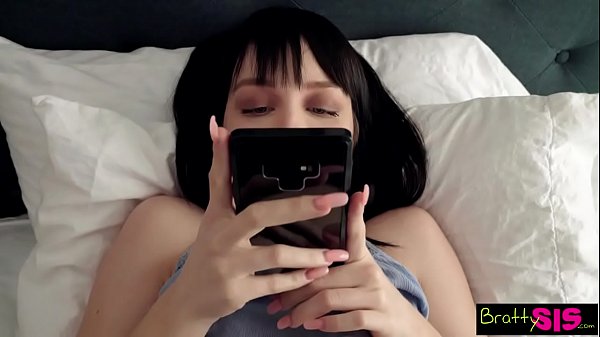 Gak Nyangka! Cewek Nemu Kontol Kakak Tiri, Langsung Dientot Habis-habisan