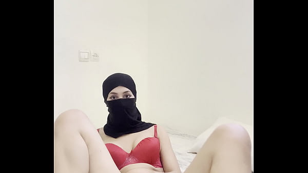 Gadis Arab Berjilbab Niqab Mainin Memek, Gesek Klitoris, Fantasi Erotis Muslim Sendiri