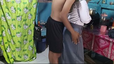 Ngentot Adik Ipar Di Dapur, Pas Siap-siap Berangkat Sekolah, Makin Panas.