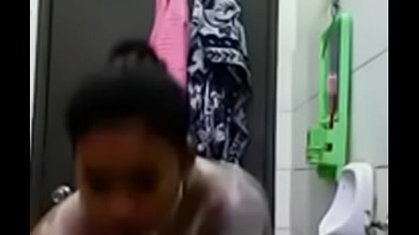 Narsis Abis, Sambil Ngintipin Diri Sendiri Di Kaca Sambil Bayangin Badan Lo Digoyangin