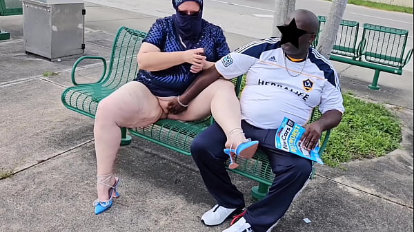 Jilbab Montok Di Halte Bus Disemprot Dua Kali Sama Orang Asing, Bibir Memek Tebelnya Kebasahan (publik Outdoor) Bbw Ssbbw