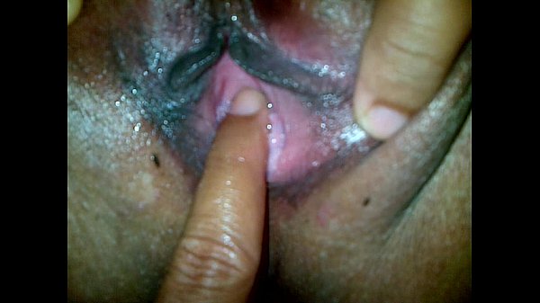 Mami Indonesia Montok, Pantat Gede, Memek Basah Kuyup, Dijebolin Empat Jari, Lalu Digenjot Keras Sampe Meraung.