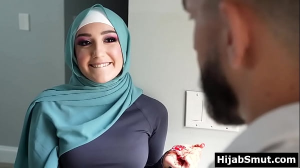 Gadis Muda Berhijab Digembleng Pelatih Bola Dengan Sentuhan Panas