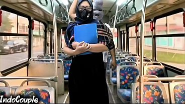 Istri Muslim Pulang Dari Kampus Naik Bus Sendirian, Langsung Digaruk Orang Asing Pakai Jilbab