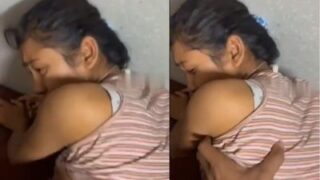 Gadis Pengendara Motor Di Silchar Meraung-raung Keras Di Video Seks Viral Ini.