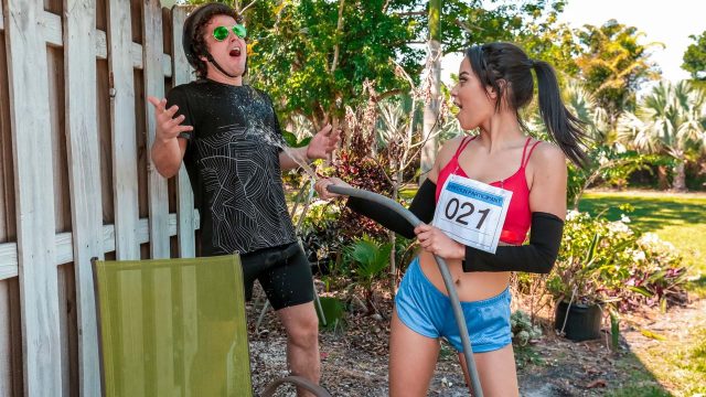 Maya Bijou Digembleng Pelatih Robby Echo, Latihan Lari Maraton Bikin Makin Basah Dan Menggairahkan.