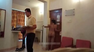Tamil Tante Nekat Bugil Depan Pelayan, Bikin Situasi Makin Panas.