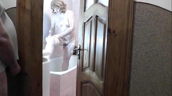 Anak Tiri Nerima Mandi, Bapak Tiri Ngintip, Colok Kontol Sampe Crot Di Bawah Pintu Kamar Mandi.