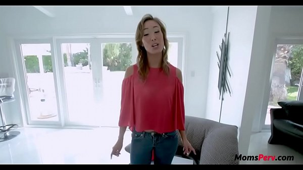 Ibu Tiri Cina Ngacengin Kontol Putih Keras Dari Anak Tiri!