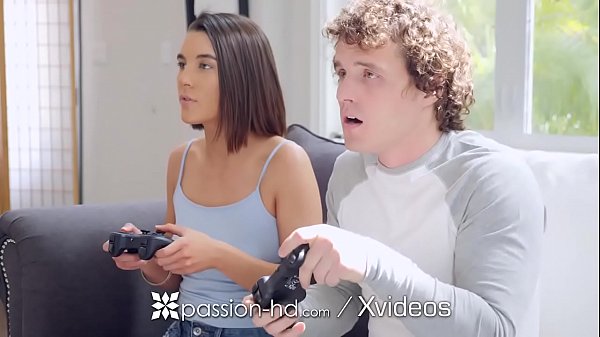 Ngewein Kakak Tiri Sambil Main Game, Kontol Gede Nancep Di Memek!