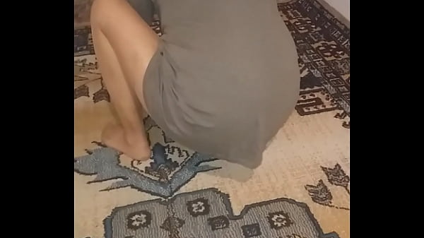 Olgun Türk Kadını, Seksi Tül çorapla Yerde Kıvranarak Halıyı Siliyor, ıslak Vücuduyla Her Hareketi Erotik Bir şölen.