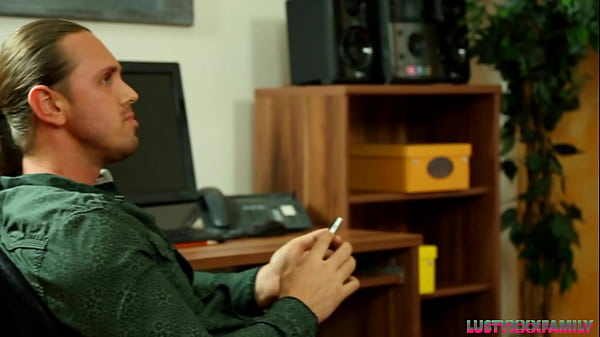 Ngentot Si Jalir Pirang Horny Sama Kakak Tiri Di Kantor